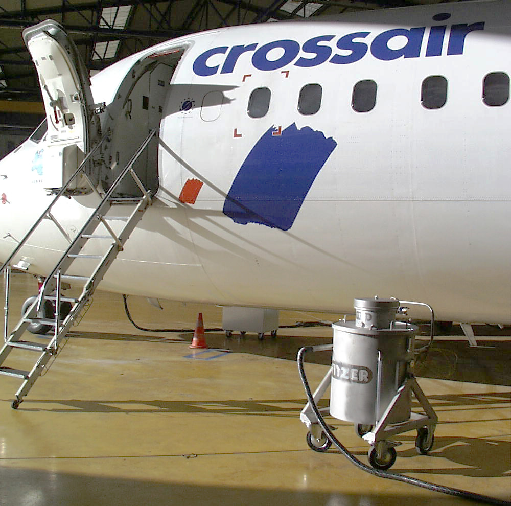 Ein Fitzer Produkt im Einsatz vor einem Flugzeug